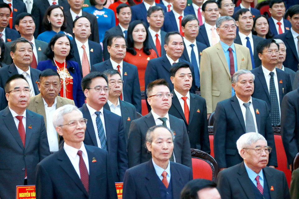 Đại biểu thực hiện nghi thức chào cờ. (Ảnh: Phương Hoa/TTXVN)