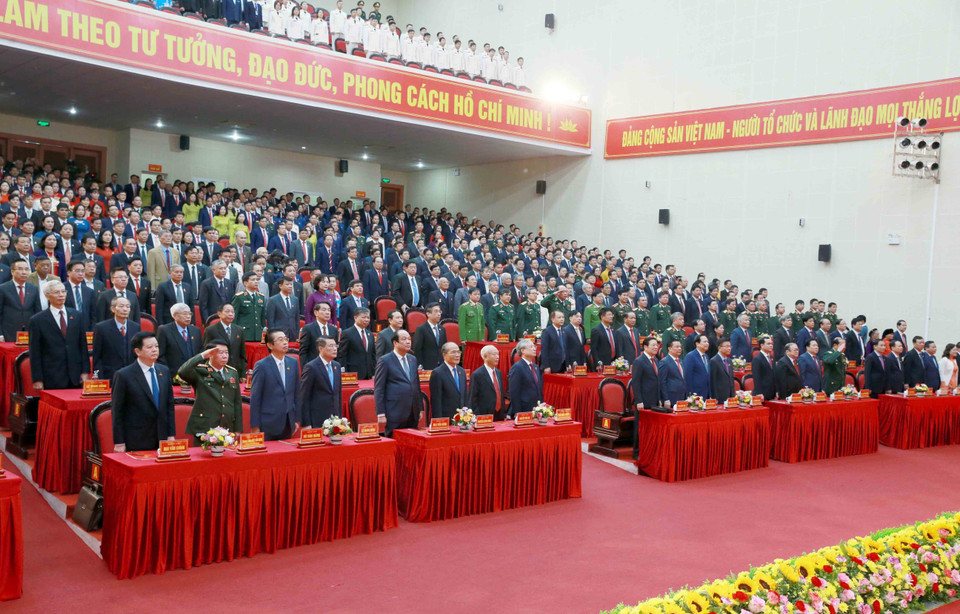 Đại biểu thực hiện nghi thức chào cờ. (Ảnh: Phương Hoa/TTXVN)