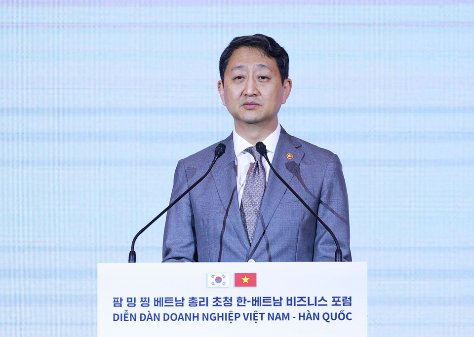 Bộ trưởng Thương mại, Công nghiệp và Năng lượng Hàn Quốc, Chủ tịch Ủy ban Kinh tế Việt-Hàn Ahn Duk-geun phát biểu tại Diễn đàn. (Ảnh: Dương Giang/TTXVN)