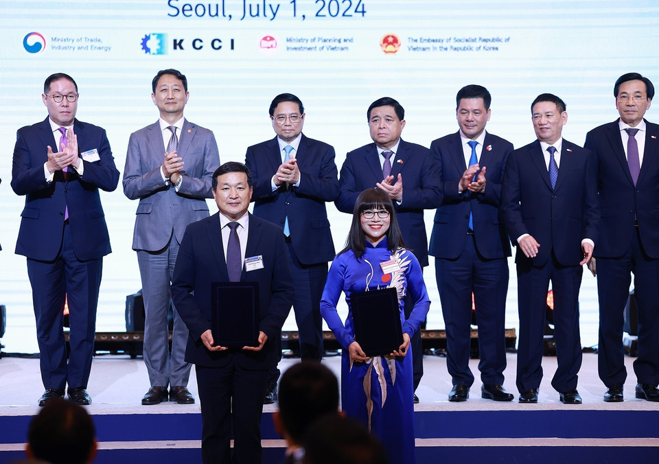 Thủ tướng Phạm Minh Chính chứng kiến trao biên bản hợp tác giữa doanh nghiệp Việt Nam và Hàn Quốc. (Ảnh: Dương Giang/TTXVN)