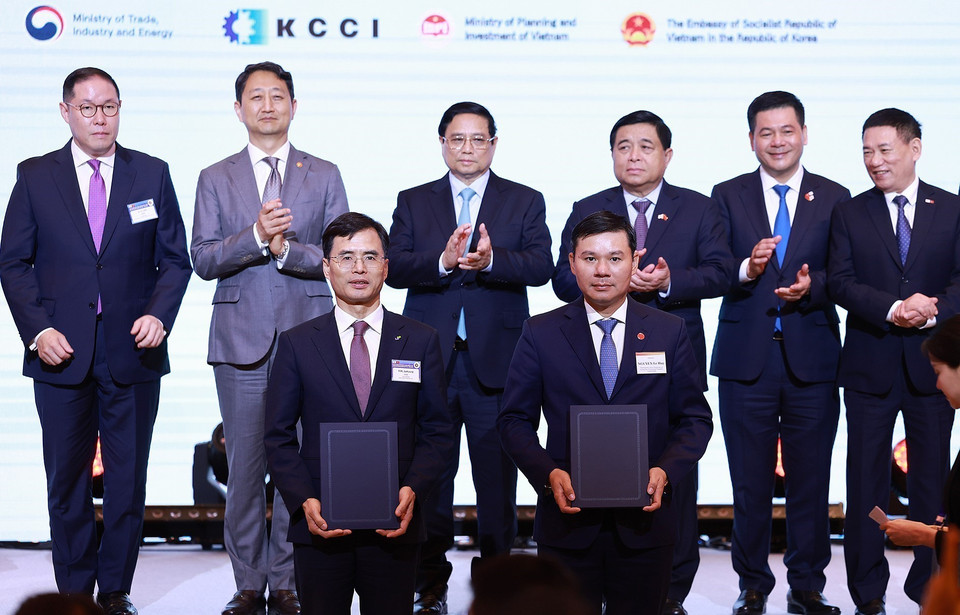 Thủ tướng Phạm Minh Chính chứng kiến trao biên bản hợp tác giữa lãnh đạo tỉnh Hưng Yên và doanh nghiệp Hàn Quốc. (Ảnh: Dương Giang/TTXVN)