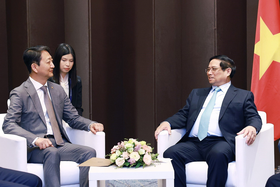 Thủ tướng Phạm Minh Chính tiếp Bộ trưởng Bộ Thương mại, Công nghiệp và Năng lượng Hàn Quốc, Chủ tịch Ủy ban Kinh tế Việt-Hàn Ahn Duk-geun tham dự Diễn đàn Doanh nghiệp Việt Nam- Hàn Quốc. (Ảnh: Dương Giang/TTXVN)