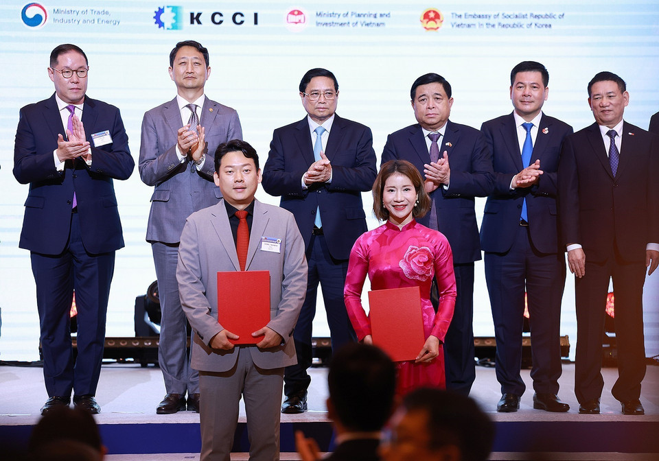 Thủ tướng Phạm Minh Chính chứng kiến trao biên bản hợp tác giữa doanh nghiệp Việt Nam và Hàn Quốc. (Ảnh: Dương Giang/TTXVN)