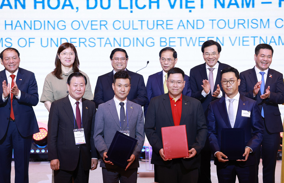 Thủ tướng Phạm Minh Chính chứng kiến lễ trao bản ghi nhớ hợp tác văn hóa, du lịch Việt Nam-Hàn Quốc. (Ảnh: Dương Giang/TTXVN)