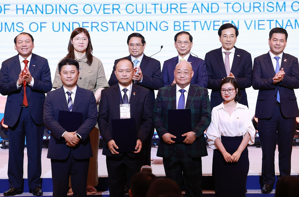 Thủ tướng Phạm Minh Chính chứng kiến lễ trao bản ghi nhớ hợp tác văn hóa, du lịch Việt Nam-Hàn Quốc. (Ảnh: Dương Giang/TTXVN)