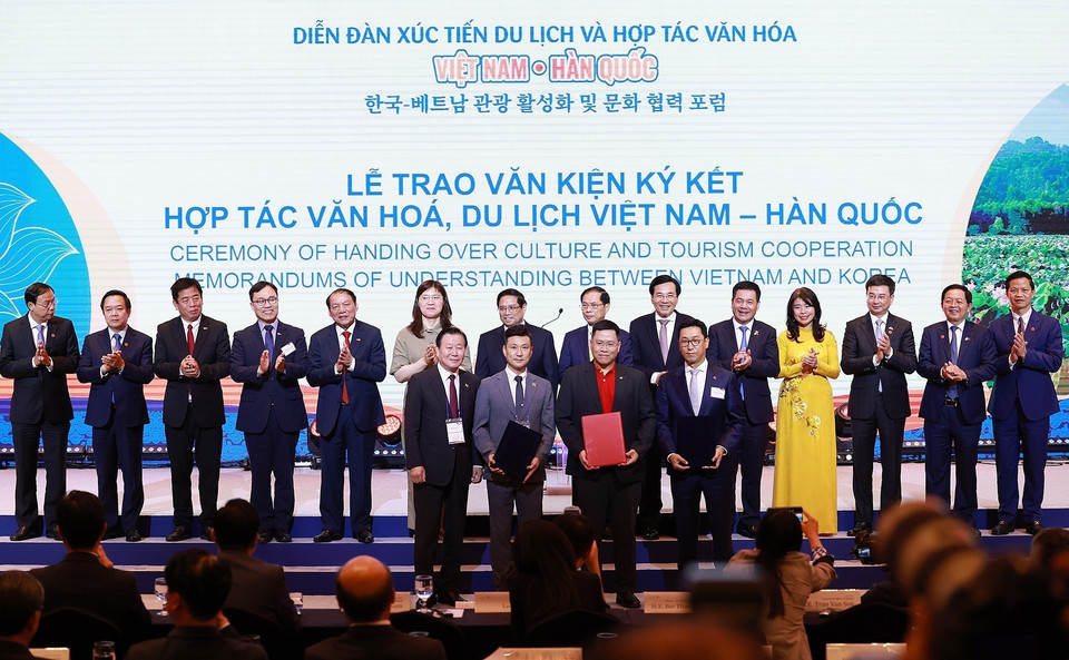 Thủ tướng Phạm Minh Chính chứng kiến lễ trao bản ghi nhớ hợp tác văn hóa, du lịch Việt Nam-Hàn Quốc. (Ảnh: Dương Giang/TTXVN)