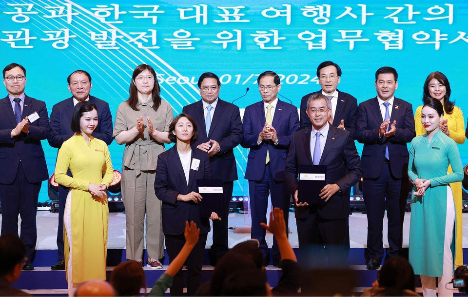 Thủ tướng Phạm Minh Chính chứng kiến lễ trao bản ghi nhớ giữa Tổng Công ty Hàng không Việt Nam và các đối tác Hàn Quốc. (Ảnh: Dương Giang/TTXVN)