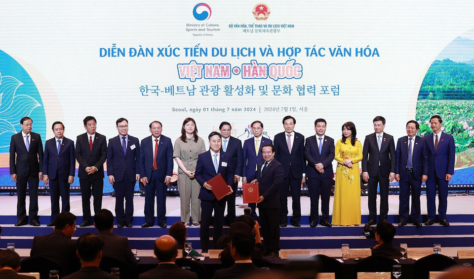 Thủ tướng Phạm Minh Chính chứng kiến lễ trao bản ghi nhớ hợp tác văn hóa, du lịch Việt Nam-Hàn Quốc. (Ảnh: Dương Giang/TTXVN)