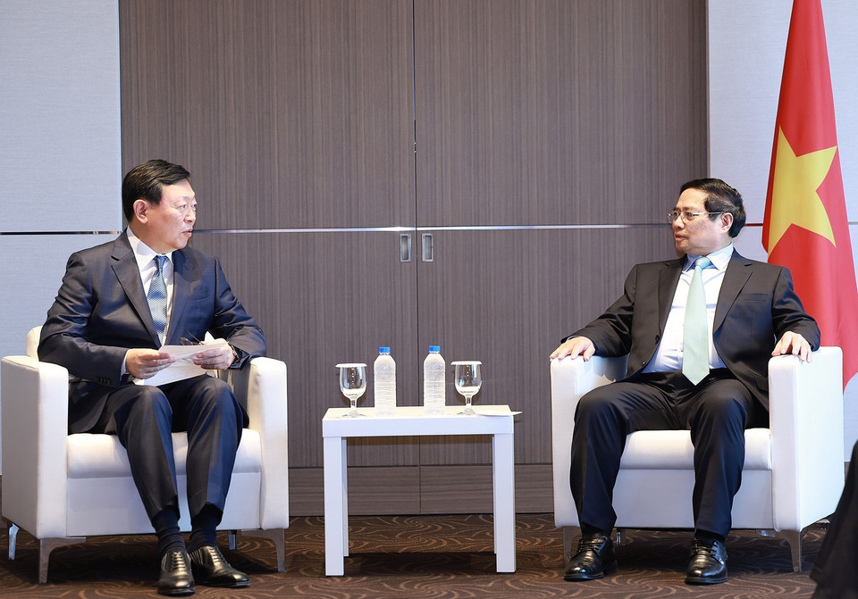 Thủ tướng Phạm Minh Chính tiếp ông Shin Dong-bin, Chủ tịch Tập đoàn Lotte. (Ảnh: Dương Giang/TTXVN)