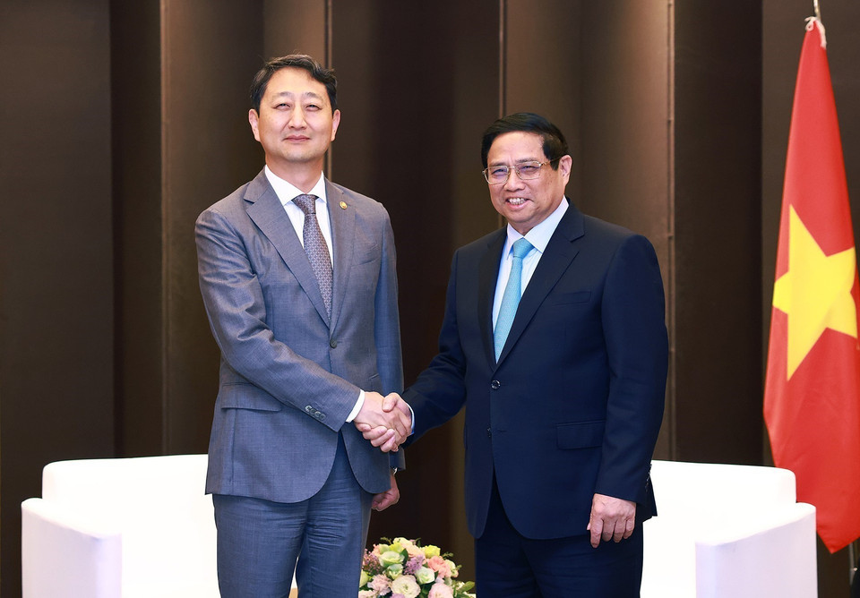 Thủ tướng Phạm Minh Chính tiếp Bộ trưởng Bộ Thương mại, Công nghiệp và Năng lượng Hàn Quốc, Chủ tịch Ủy ban Kinh tế Việt-Hàn Ahn Duk-geun tham dự Diễn đàn Doanh nghiệp Việt Nam- Hàn Quốc. (Ảnh: Dương Giang/TTXVN)