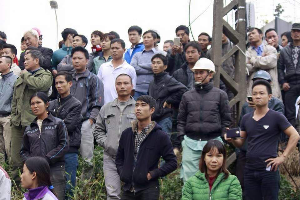 Người dân bao quanh khu vực đám cháy. (PV/Vietnam+)