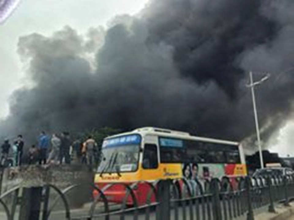 Khói đen bốc lên tại chợ Nhật Tân đang bao phủ khắp khu vực. (Ảnh: CTV/Vietnam+)