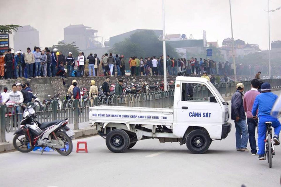 Lực lượng cảnh sát khoanh vùng khu vực cháy. (PV/Vietnam+)