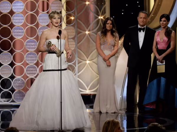 Jennifer Lawrence giành giải Quả cầu Vàng ở hạng mục nữ diễn viên phụ xuất sắc nhất nhờ vai diễn trong American Hustle. (Nguồn: Getty Images)