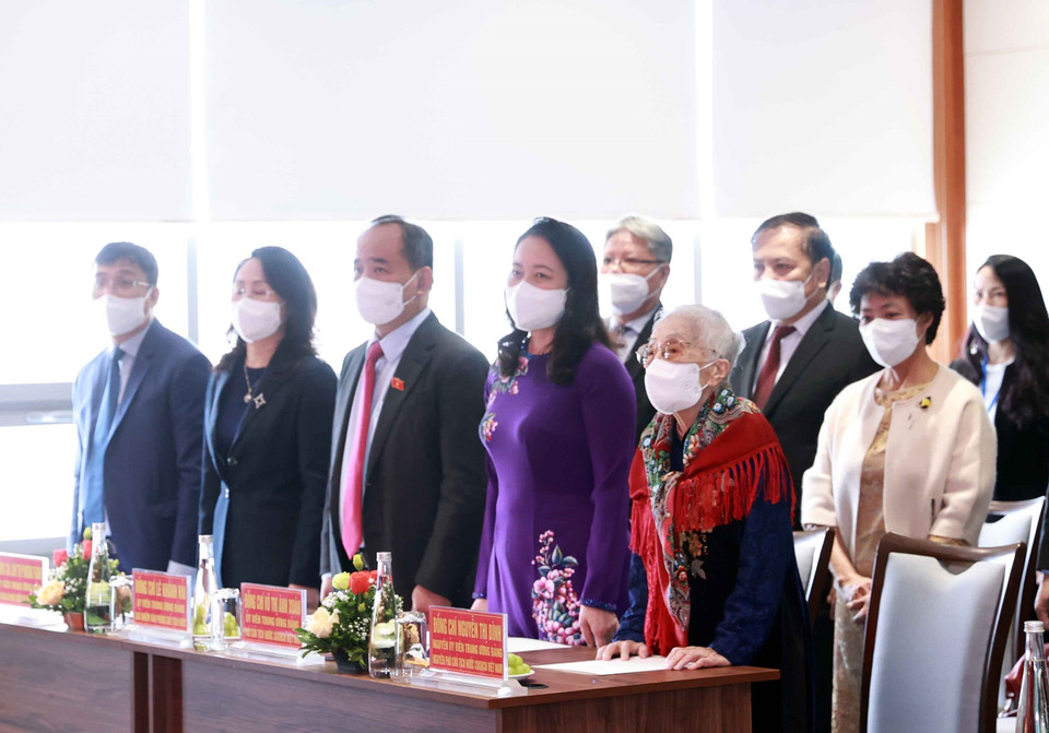 Các đại biểu thực hiện nghi thức chào cờ. (Ảnh: Thống Nhất/TTXVN)