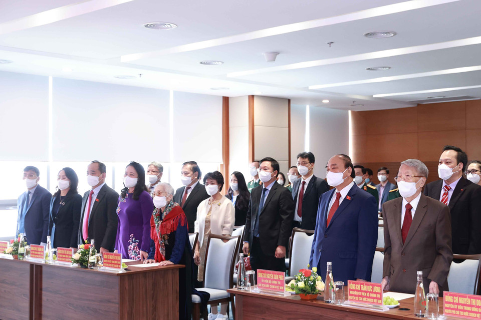 Các đại biểu thực hiện nghi thức chào cờ. (Ảnh: Thống Nhất/TTXVN)