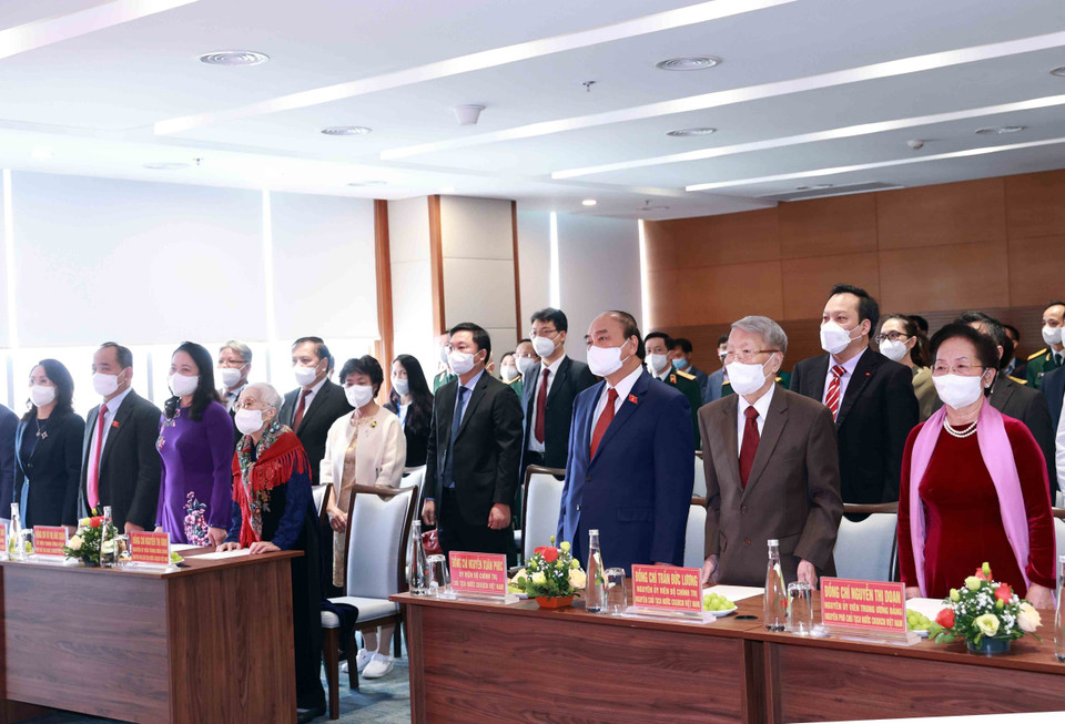 Các đại biểu thực hiện nghi thức chào cờ. (Ảnh: Thống Nhất/TTXVN)