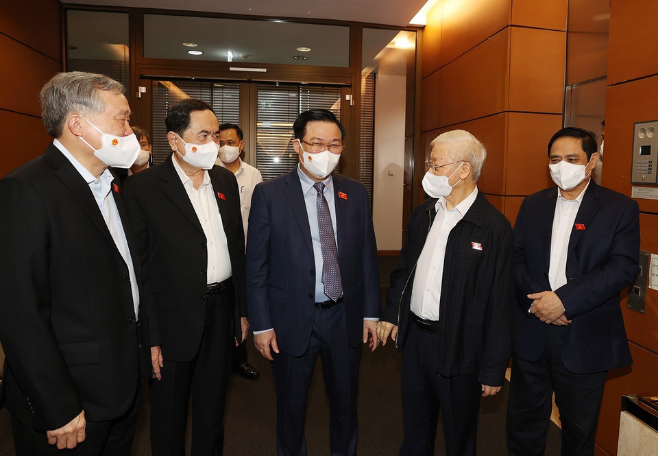 Tổng Bí thư Nguyễn Phú Trọng với các đại biểu dự Kỳ họp thứ hai, Quốc hội khóa XV. (Ảnh: Trí Dũng/TTXVN)