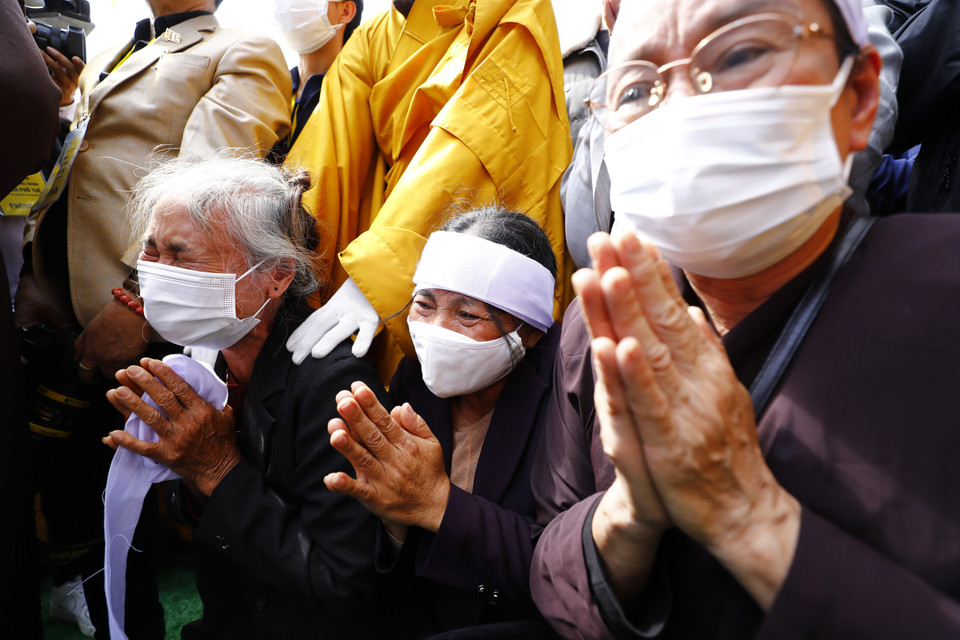 Tăng ni, phật tử đưa tiễn Đại lão Hòa thượng, Đức Pháp chủ Giáo hội Phật giáo Việt Nam Thích Phổ Tuệ. (Ảnh: Minh Đức/TTXVN)