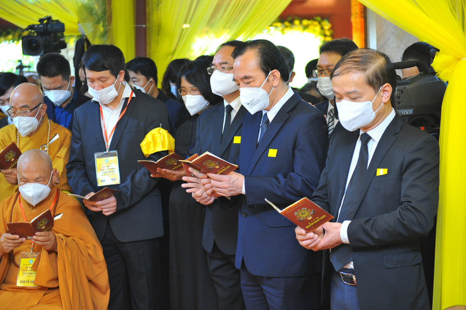 Phó Chủ tịch Ủy ban Trung ương Mặt trận Tổ quốc Việt Nam Ngô Sách Thực tại lễ Lễ truy điệu Đại lão Hòa thượng Thích Phổ Tuệ. (Ảnh: Minh Đức/TTXVN)