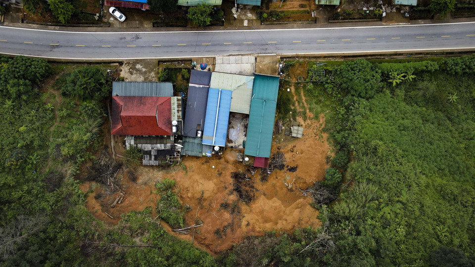 Được phát hiện ngày 16/9/2024, hiện nay, vết nứt ngày càng mở rộng, (Ảnh: Xuân Tư/TTXVN)