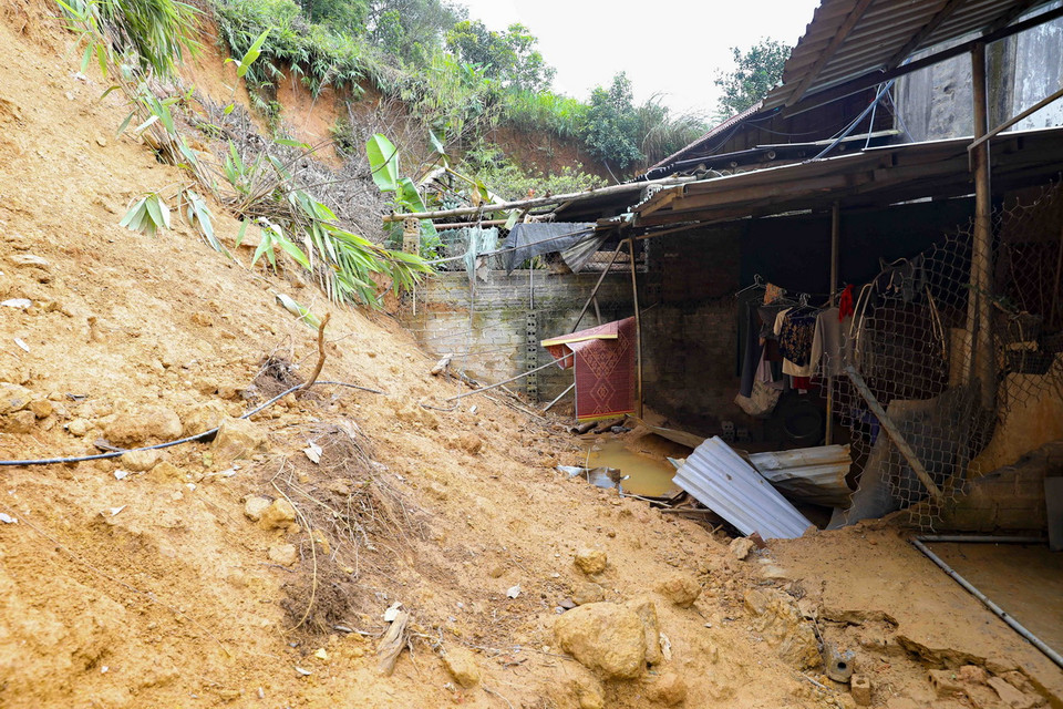 Đất đá từ cung trượt sạt vào nhà dân ở bản Phiêng Ban, xã Nà Tấu. (Ảnh: Xuân Tư/TTXVN)