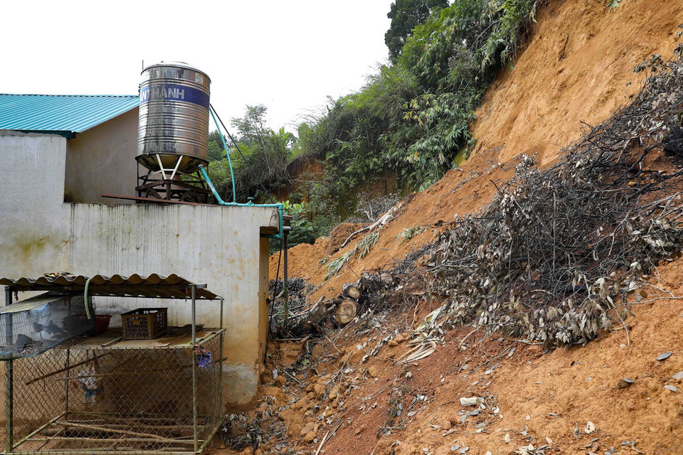 Đất đá từ cung trượt sạt vào nhà dân ở bản Phiêng Ban, xã Nà Tấu. (Ảnh: Xuân Tư/TTXVN)