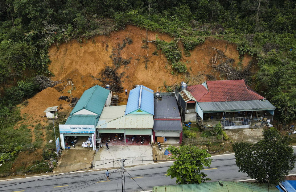 Khe hở vết nứt có những đoạn trên 40cm, diện tích cung trượt lên đến vài trăm mét vuông. (Ảnh: Xuân Tư/TTXVN)