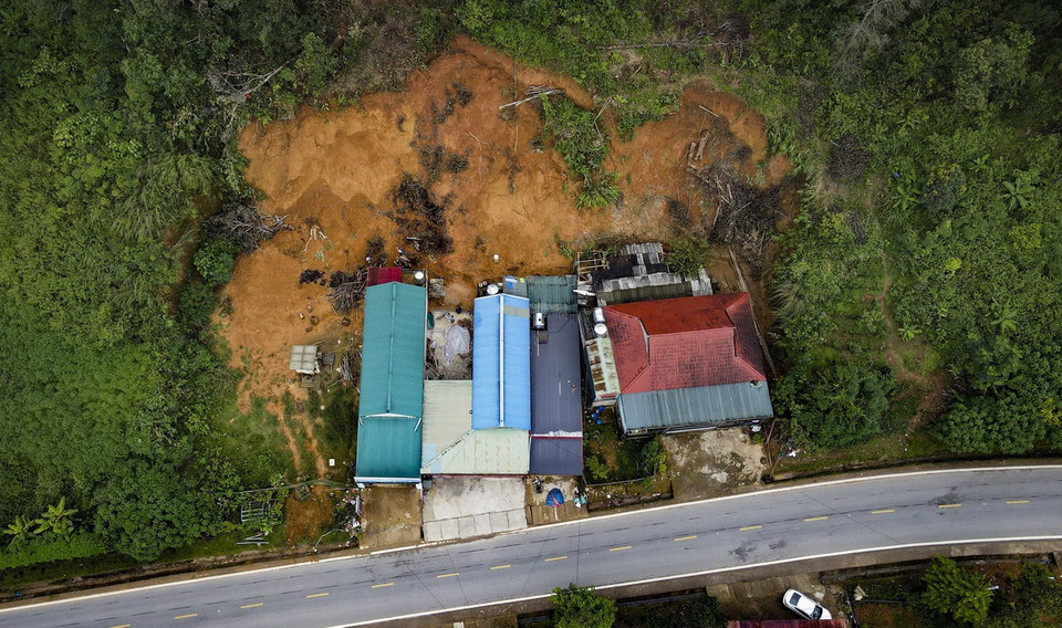 Cung trượt tiếp giáp với quốc lộ 279, chiều dài vết nứt trên 20m, độ sâu sụt lún từ 1-1,5m, chiều cao vết nứt tính từ mặt đường quốc lộ khoảng 12m. (Ảnh: Xuân Tư/TTXVN)