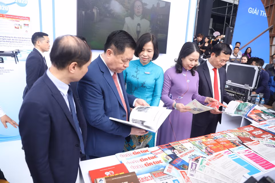 Bí thư Trung ương Đảng, Trưởng Ban Tuyên giáo Trung ương Nguyễn Trọng Nghĩa; Phó Chủ tịch nước Võ Thị Ánh Xuân thăm gian trưng bày của Thông tấn xã Việt Nam. (Ảnh: Hoài Nam/Vietnam+)