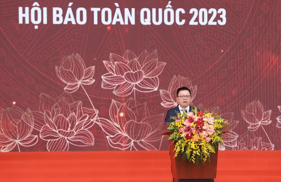 Ủy viên Trung ương Đảng, Phó Trưởng ban Tuyên giáo Trung ương, Tổng biên tập báo Nhân Dân, Chủ tịch Hội Nhà báo Việt Nam Lê Quốc Minh phát biểu khai mạc Hội báo toàn quốc năm 2023. (Ảnh: Hoài Nam/Vietnam+)
