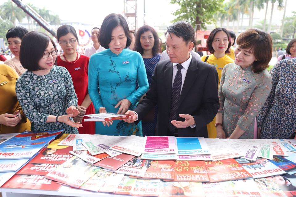 Phó Chủ tịch Thường trực Hội Nhà báo Việt Nam Nguyễn Đức Lợi; Tổng giám đốc Thông tấn xã Việt Nam Vũ Việt Trang; Phó Tổng giám đốc Thông tấn xã Việt Nam Đoàn Thị Tuyết Nhung thăm gian trưng bày của Thông tấn xã Việt Nam. (Ảnh: Hoài Nam/Vietnam+)