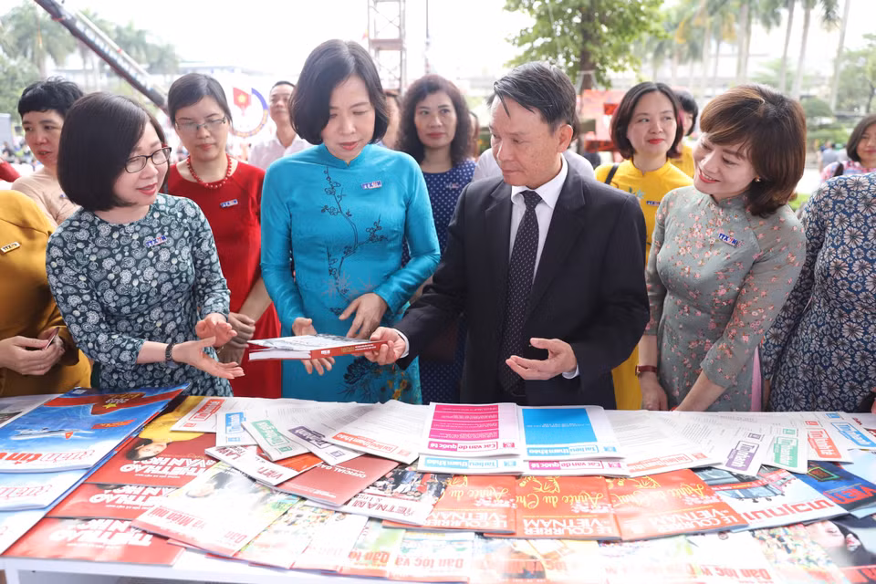 Phó Chủ tịch Thường trực Hội Nhà báo Việt Nam Nguyễn Đức Lợi; Tổng giám đốc Thông tấn xã Việt Nam Vũ Việt Trang; Phó Tổng giám đốc Thông tấn xã Việt Nam Đoàn Thị Tuyết Nhung thăm gian trưng bày của Thông tấn xã Việt Nam. (Ảnh: Hoài Nam/Vietnam+)
