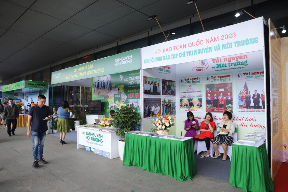Hội báo toàn quốc 2023 thu hút 87 gian trưng bày các ấn phẩm báo Xuân, ấn phẩm báo chí tiêu biểu năm 2022 và quý I/2023 từ 63 hội nhà báo tỉnh, thành phố cùng 60 cơ quan báo chí Trung ương, địa phương. (Ảnh: Hoài Nam/Vietnam+)