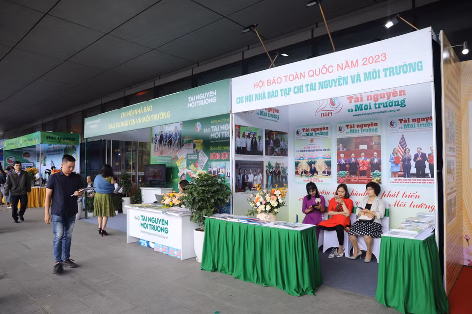 Hội báo toàn quốc 2023 thu hút 87 gian trưng bày các ấn phẩm báo Xuân, ấn phẩm báo chí tiêu biểu năm 2022 và quý I/2023 từ 63 hội nhà báo tỉnh, thành phố cùng 60 cơ quan báo chí Trung ương, địa phương. (Ảnh: Hoài Nam/Vietnam+)
