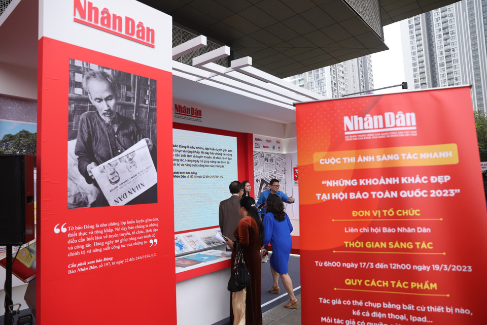Gian trưng bày của Liên chi hội nhà báo Báo Nhân dân tại Hội Báo toàn quốc 2023. (Ảnh: Hoài Nam/Vietnam+)