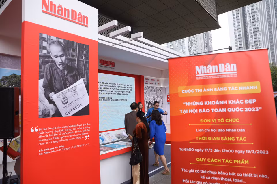 Gian trưng bày của Liên chi hội nhà báo Báo Nhân dân tại Hội Báo toàn quốc 2023. (Ảnh: Hoài Nam/Vietnam+)