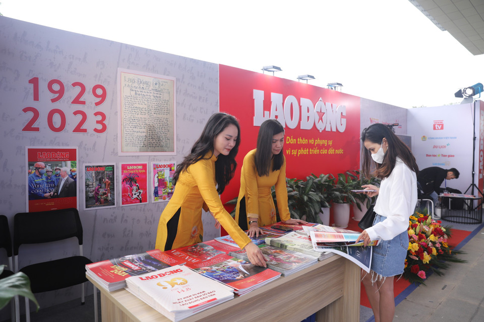 Gian trưng bày của Liên chi hội nhà báo Báo Lao động tại Hội Báo toàn quốc 2023. (Ảnh: Hoài Nam/Vietnam+)