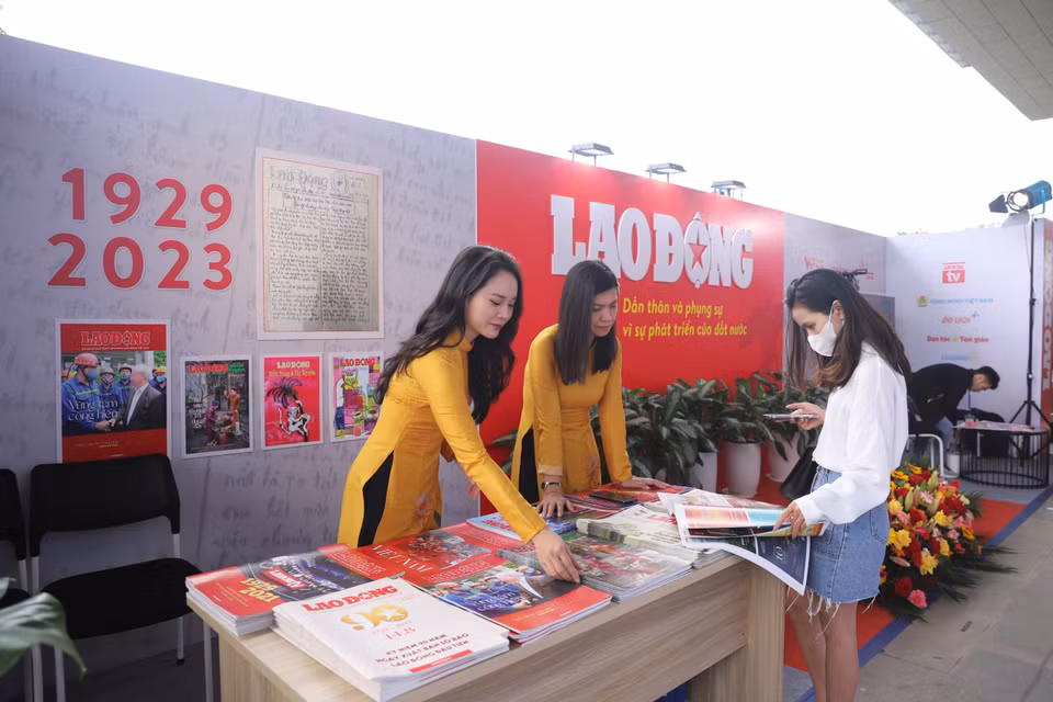 Gian trưng bày của Liên chi hội nhà báo Báo Lao động tại Hội Báo toàn quốc 2023. (Ảnh: Hoài Nam/Vietnam+)