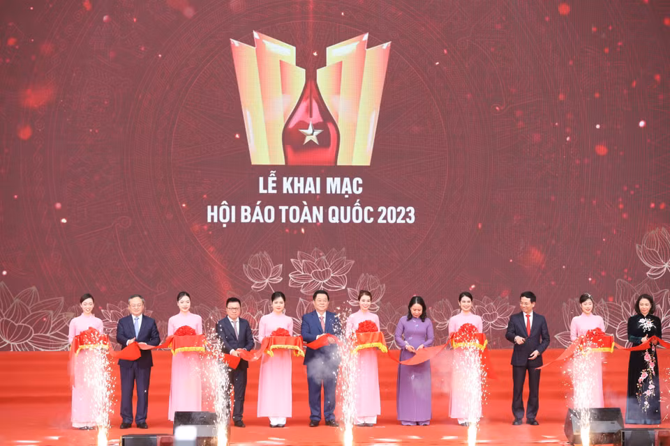 Bí thư Trung ương Đảng, Trưởng Ban Tuyên giáo Trung ương Nguyễn Trọng Nghĩa, Phó Chủ tịch nước Võ Thị Ánh Xuân, Bộ trưởng Bộ Thông tin truyền thông Nguyễn Mạnh Hùng, Chủ tịch Hội nhà báo Việt Nam Lê Quốc Minh cùng các đại biểu cắt băng khai mạc Hội báo toàn quốc năm 2023. (Ảnh: Hoài Nam/Vietnam+)