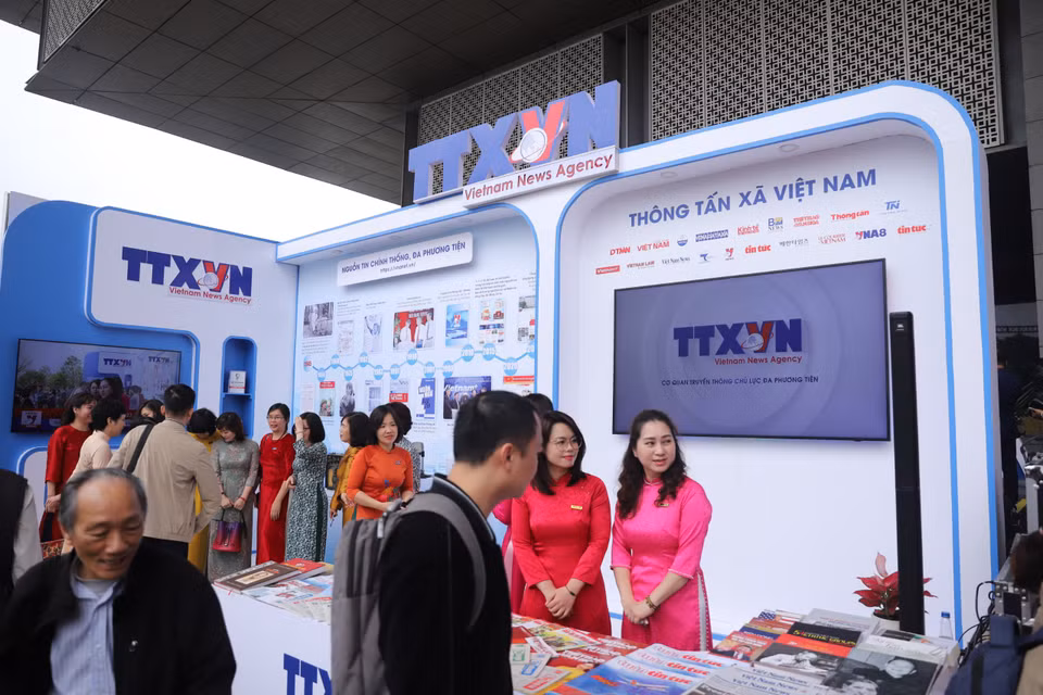 Khu vực gian trưng bày các sản phẩm báo chí của Thông tấn xã Việt Nam thu hút đông đảo khách tham quan. (Ảnh: Hoài Nam/Vietnam+)