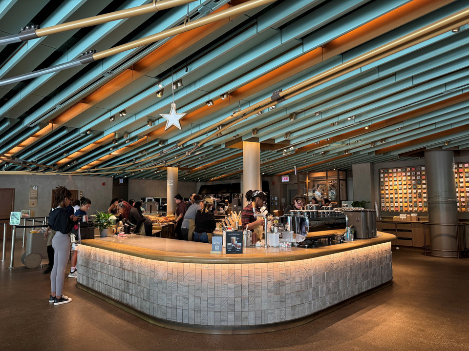 Quang cảnh tầng 1 của quán Starbucks lớn nhất thế giới. (Ảnh: Kiều Trang/TTXVN)