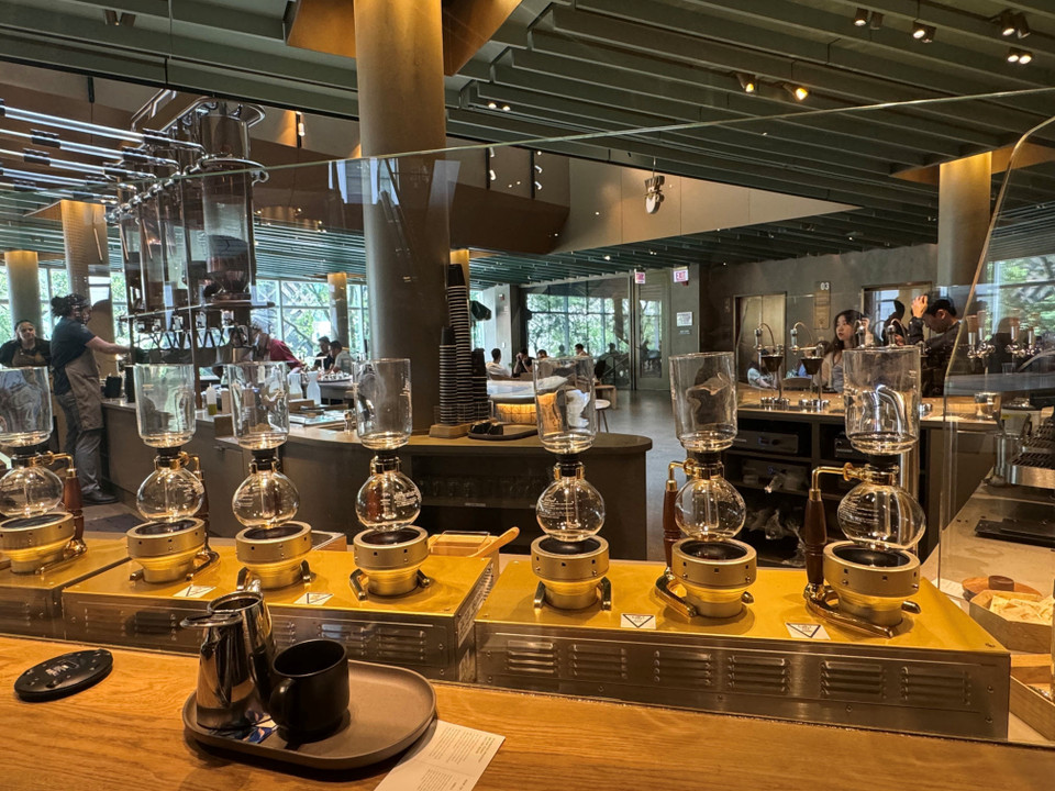 Khu vực trải nghiệm pha chế càphê thủ công trên tầng 4 của quán Starbucks lớn nhất thế giới. (Ảnh: Kiều Trang/TTXVN)