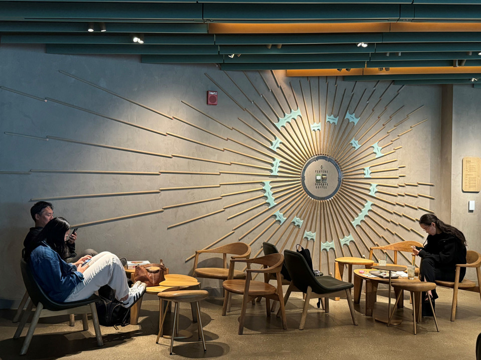 Bên trong khu vực tầng 2 của quán Starbucks lớn nhất thế giới. (Ảnh: Kiều Trang/TTXVN)