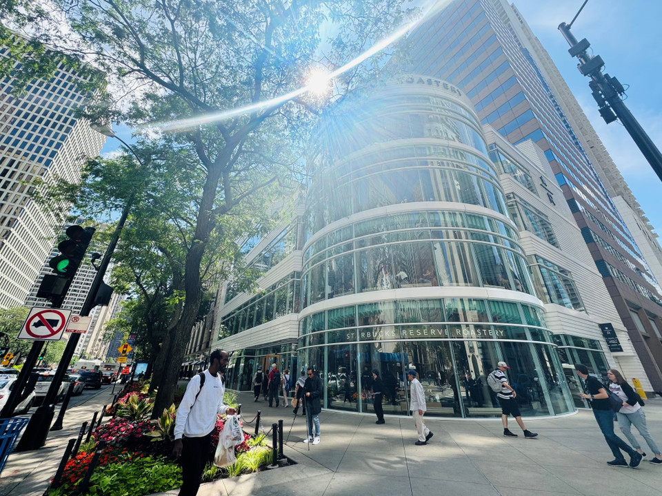 Tòa nhà 5 tầng của quán Starbucks lớn nhất thế giới. (Ảnh: Kiều Trang/TTXVN)