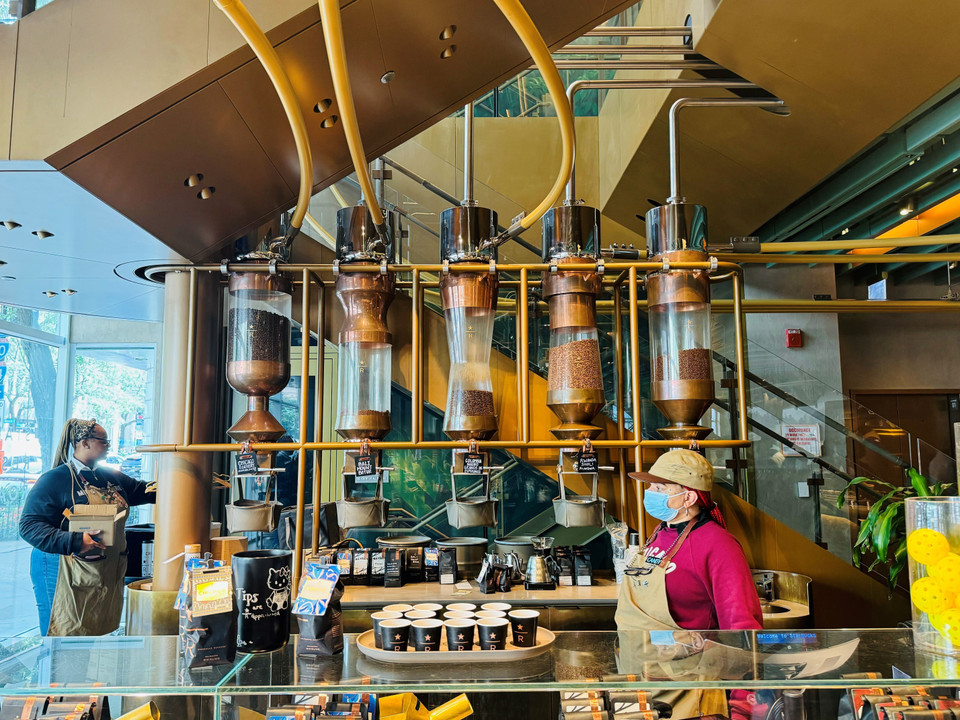 Bên trong khu vực tầng 1 của quán Starbucks lớn nhất thế giới. (Ảnh: Kiều Trang/TTXVN)