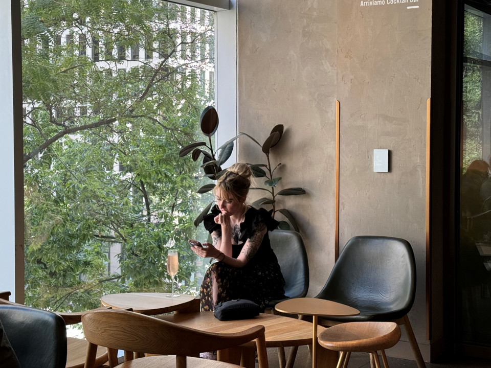 Một khách hàng đang thưởng thức ly cocktail hương vị càphê trên không gian tầng 2. (Ảnh: Kiều Trang/TTXVN)