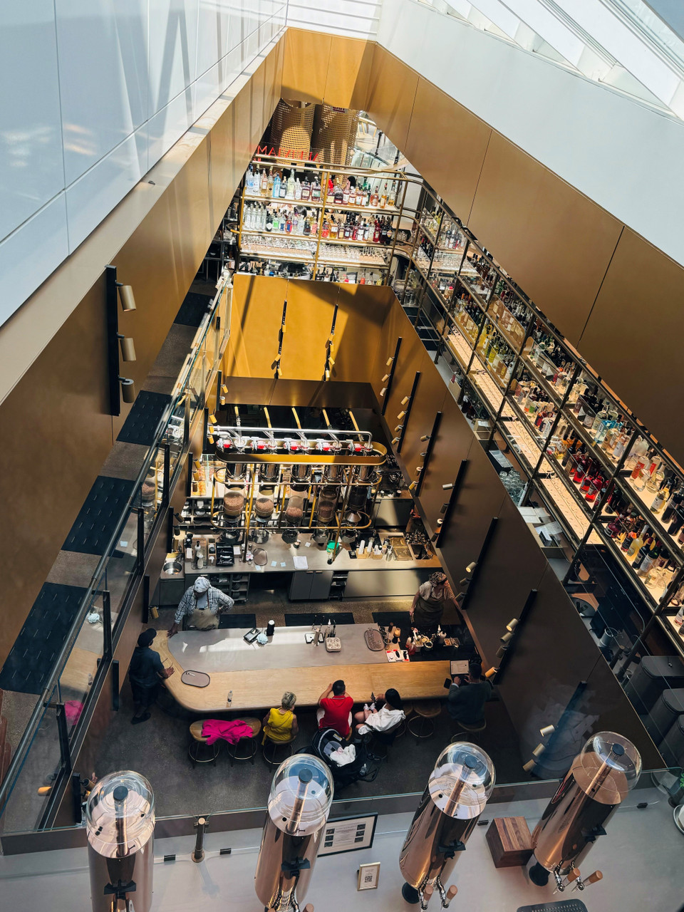 Quang cảnh quán Starbucks lớn nhất thế giới nhìn từ tầng 5 xuống. (Ảnh: Kiều Trang/TTXVN)