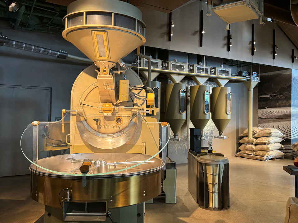 Một máy rang cà phê được đặt tại khu vực tầng 1 của quán càphê Starbucks lớn nhất thế giới. (Ảnh: Kiều Trang/TTXVN)