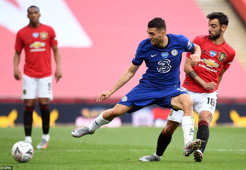 Chelsea là đội nhập cuộc chủ động hơn khi đối đầu với Manchester United ở trận bán kết FA Cup.